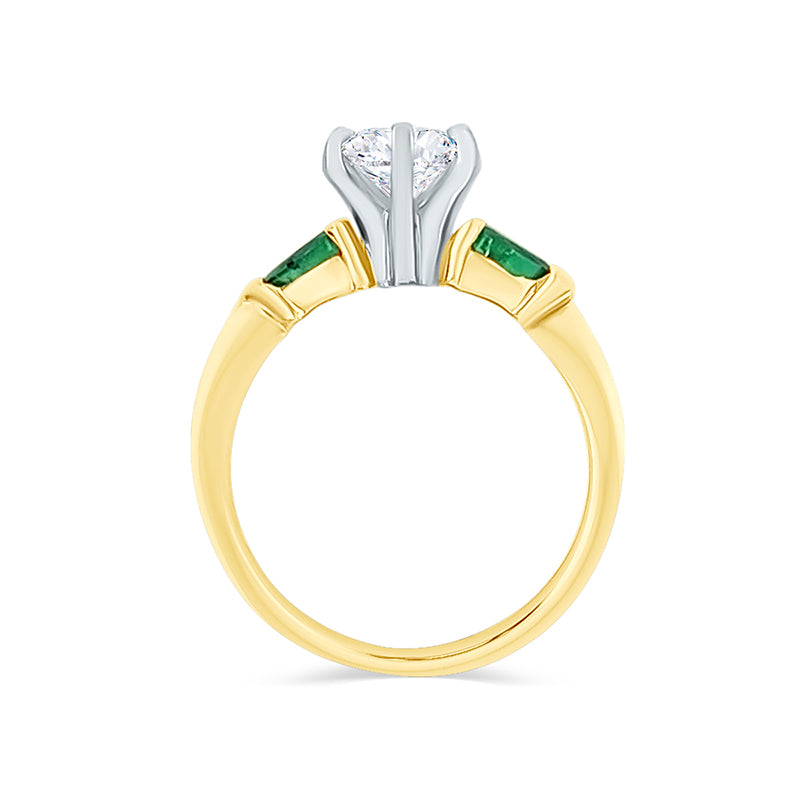 Diamond ring with emerald side stones Outlet